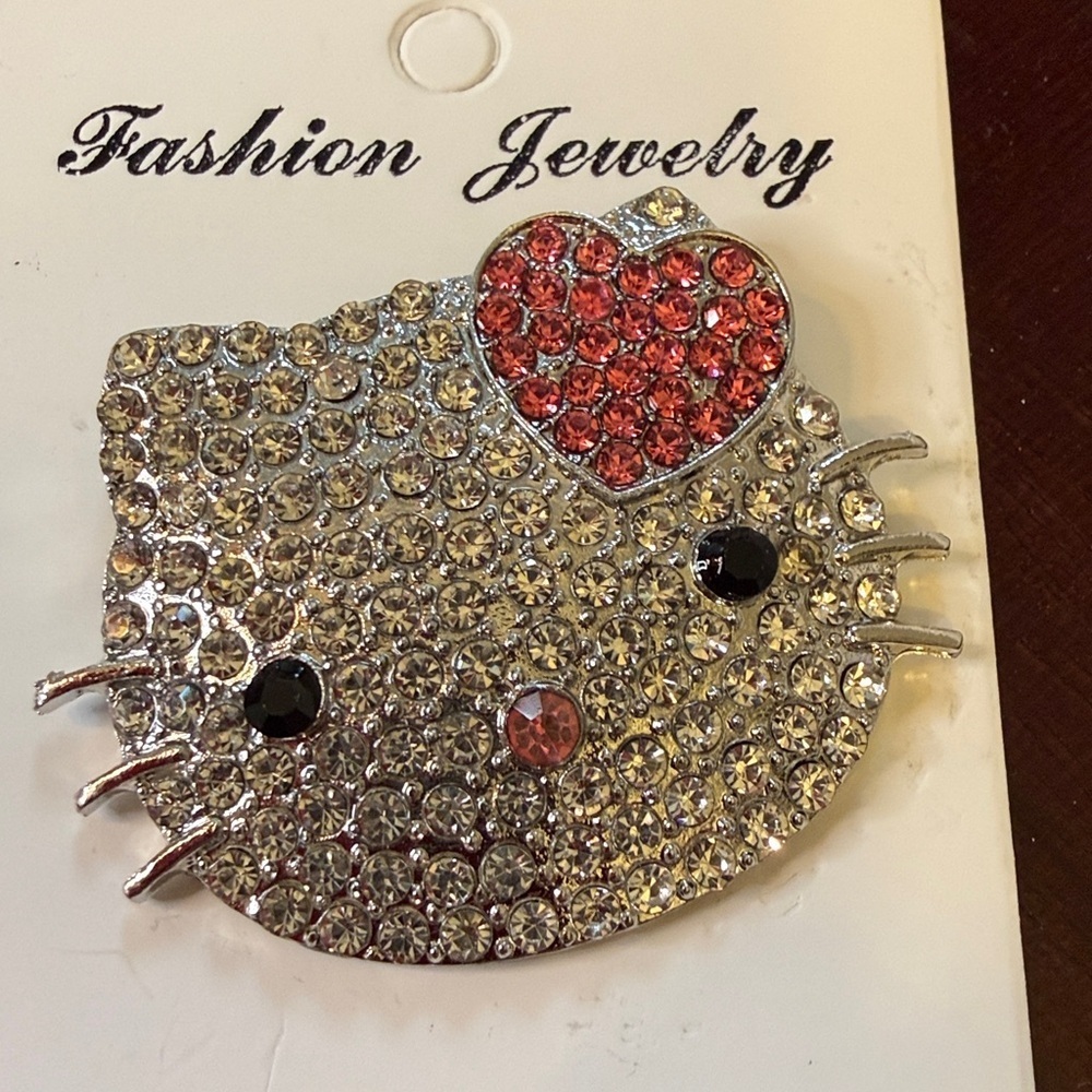 Hello Kitty Sparkling Brooch with Red Heart - Picture 3 of 3
